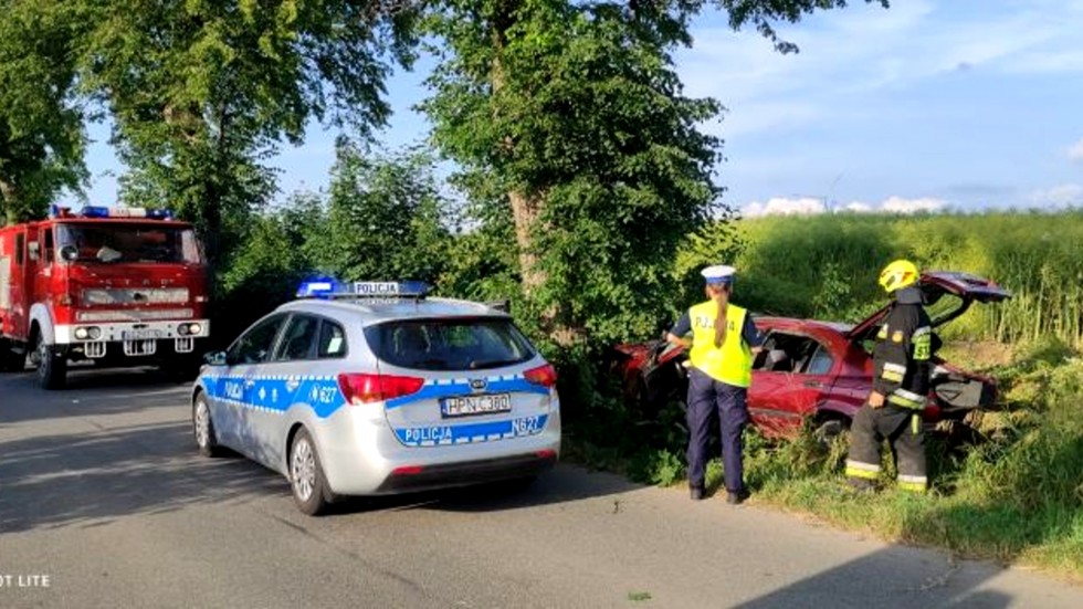 Powiat sztumski. Zasnął za kierownicą i uderzył w drzewo.