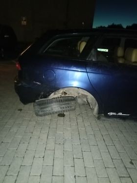 Malbork. Pirat drogowy na ul. Konopnickiej - porzucił auto i zastawił wyjazd z osiedlowego parkingu.