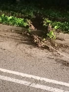 Malbork. Pirat drogowy na ul. Konopnickiej - porzucił auto i zastawił wyjazd z osiedlowego parkingu.