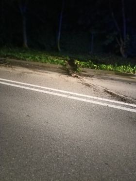 Malbork. Pirat drogowy na ul. Konopnickiej - porzucił auto i zastawił wyjazd z osiedlowego parkingu.