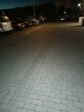 Malbork. Pirat drogowy na ul. Konopnickiej - porzucił auto i zastawił wyjazd z osiedlowego parkingu.