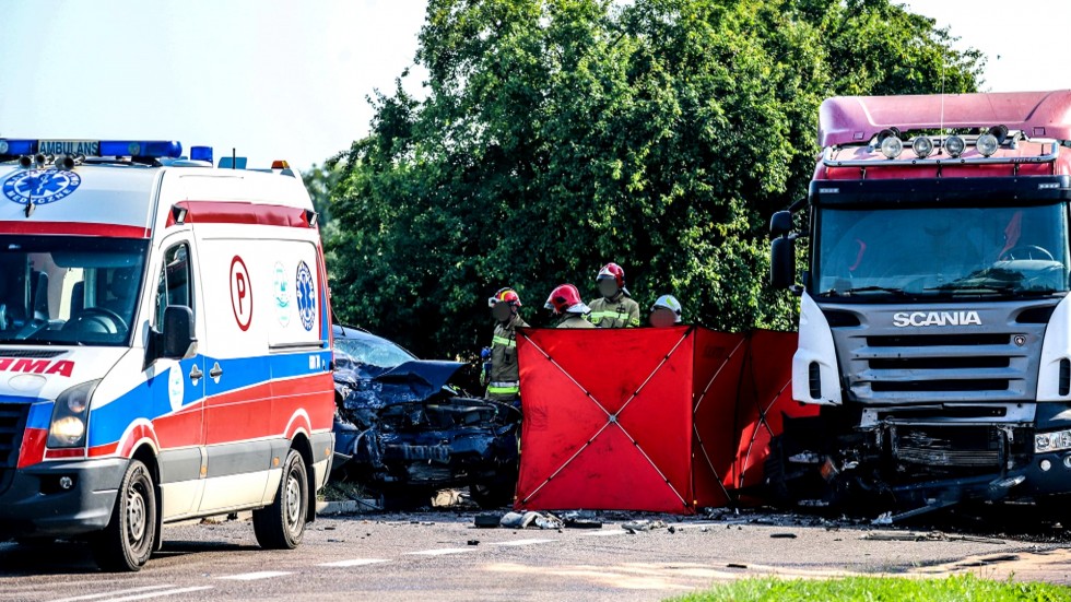 Nowy Staw. Dwie osoby ranne po zderzeniu osobówki z ciężarówką.