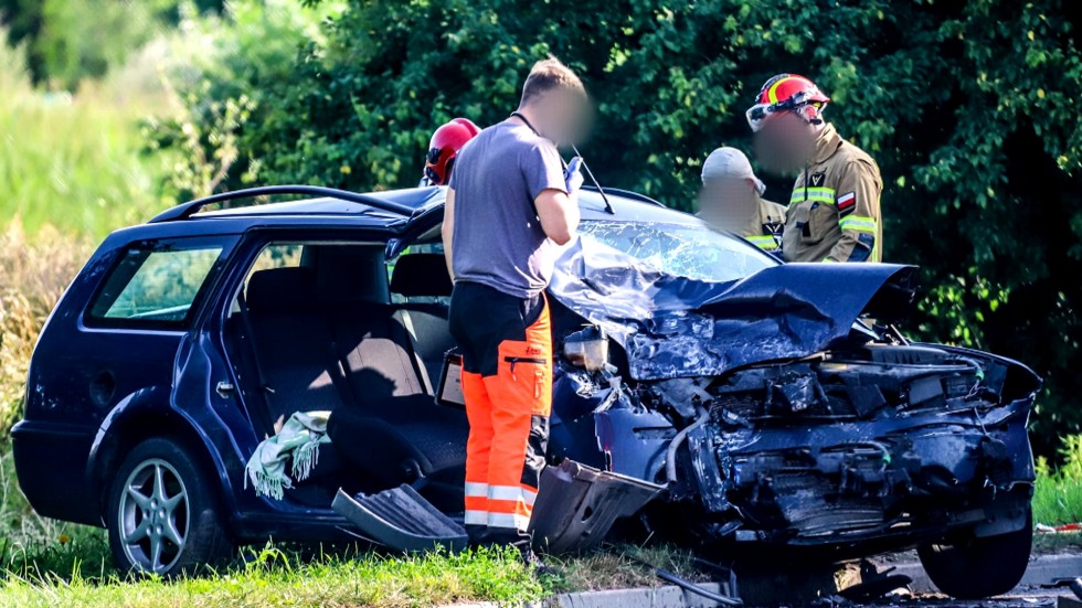 Nowy Staw. Dwie osoby ranne po zderzeniu osobówki z ciężarówką.