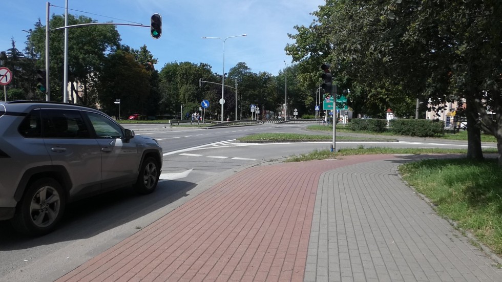 Malbork. Dlaczego na tym skręcie nie może być zielonej strzałki? – pytają kierowcy.