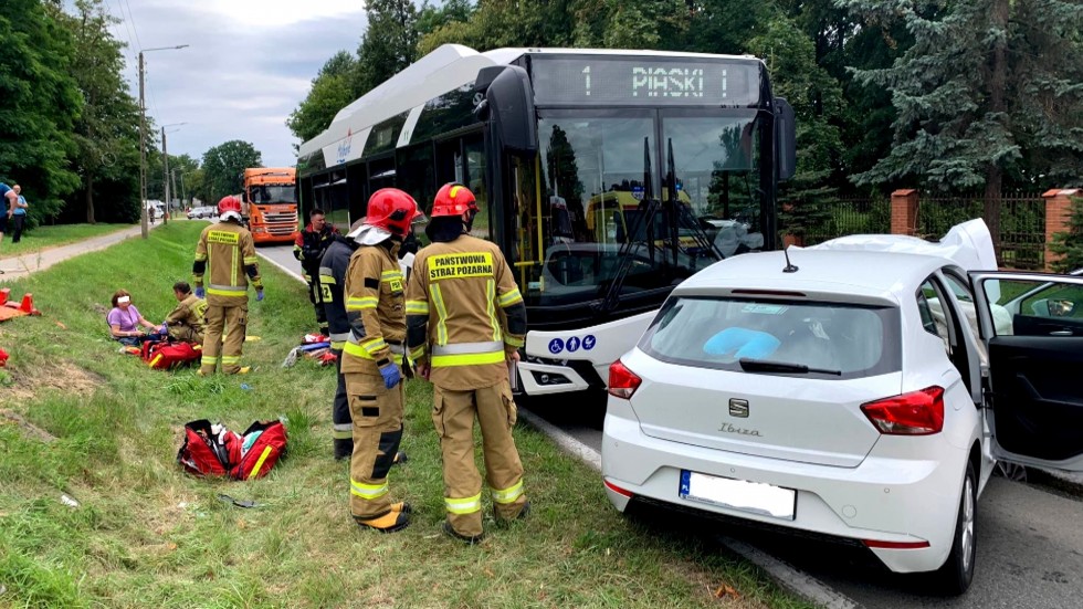 Malbork. Kilka osób rannych po czołówce osobówki z autobusem elektrycznym.