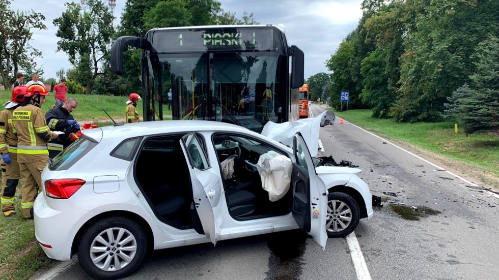 Malbork. Kilka osób rannych po czołówce osobówki z autobusem elektrycznym.