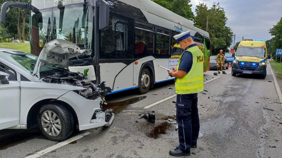 Policjanci wyjaśniają przyczyny poniedziałkowego wypadku autobusu i osobówki – weekendowy raport malborskich służb mundurowych.
