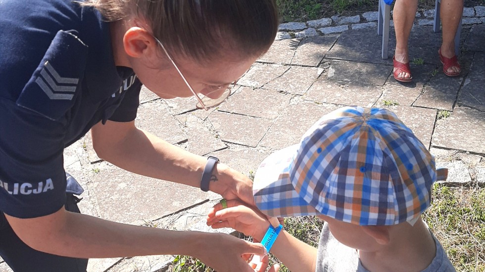 Sztutowo. Bezpieczne wakacje nad wodą – policjanci na festynie.