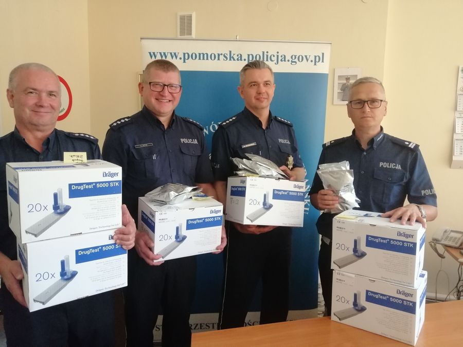 Nowy Dwór Gdański. Nowy sprzęt do walki z piratami drogowymi w rękach policjantów.