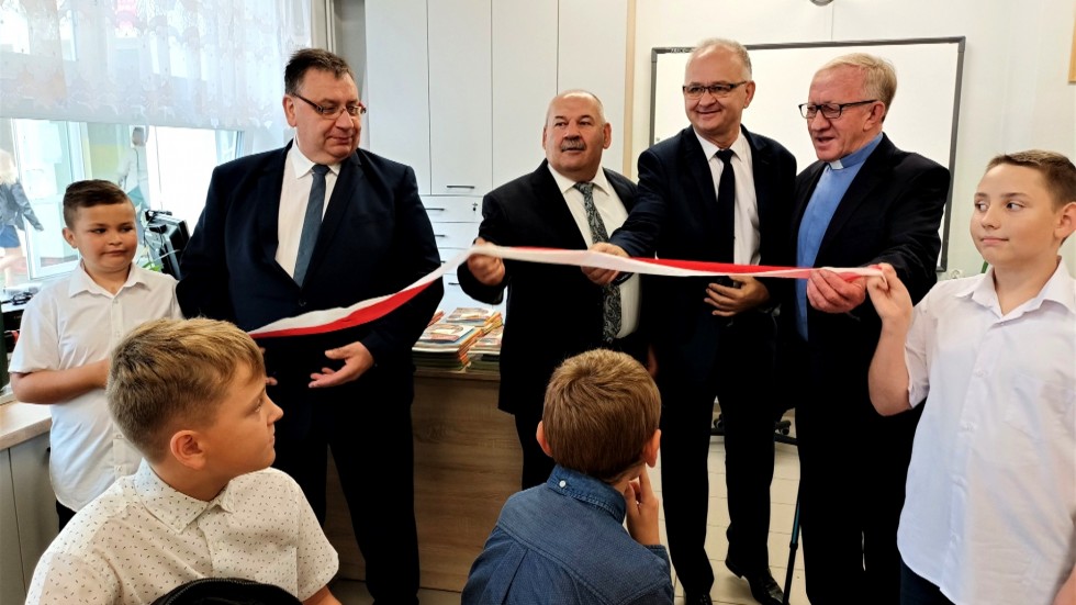 Stare Pole. Inauguracja roku szkolnego i pasowanie pierwszoklasistów.