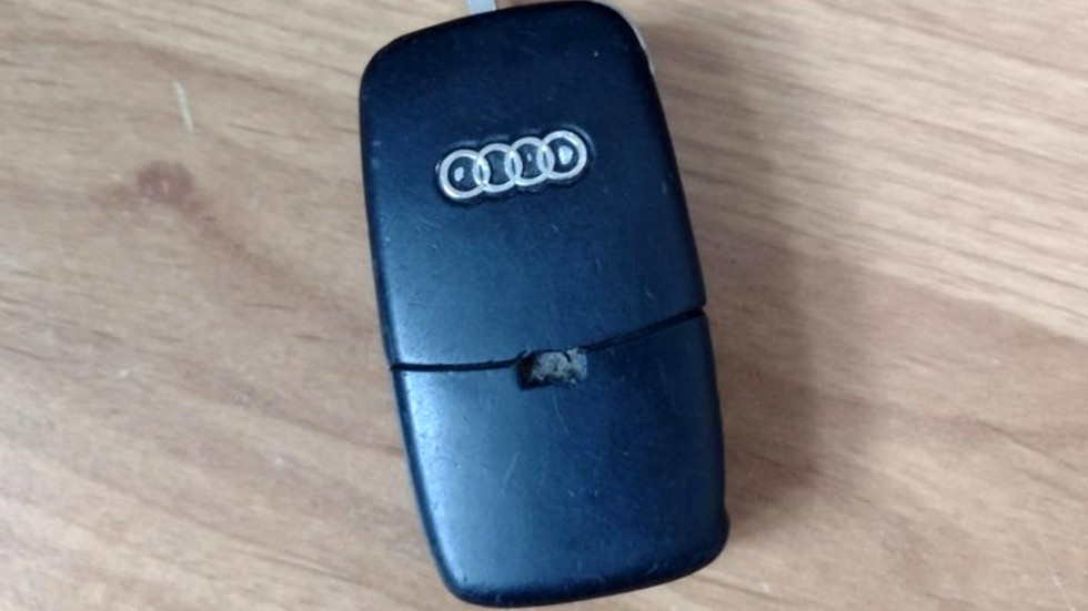 Malbork. Policjanci szukają właściciela zgubionego kluczyka do Audi.
