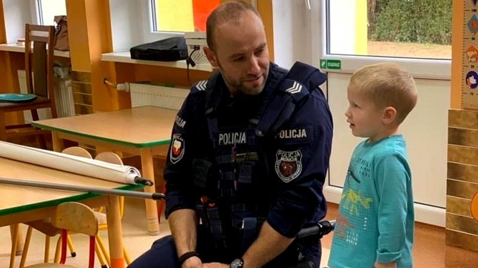 Powiat sztumski. Jak prawidłowo zachować się na drodze? - spotkanie dzieci z policjantem.