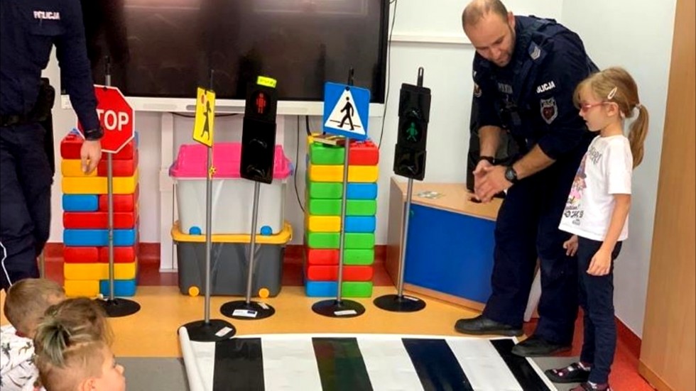 Powiat sztumski. Jak prawidłowo zachować się na drodze? - spotkanie dzieci z policjantem.
