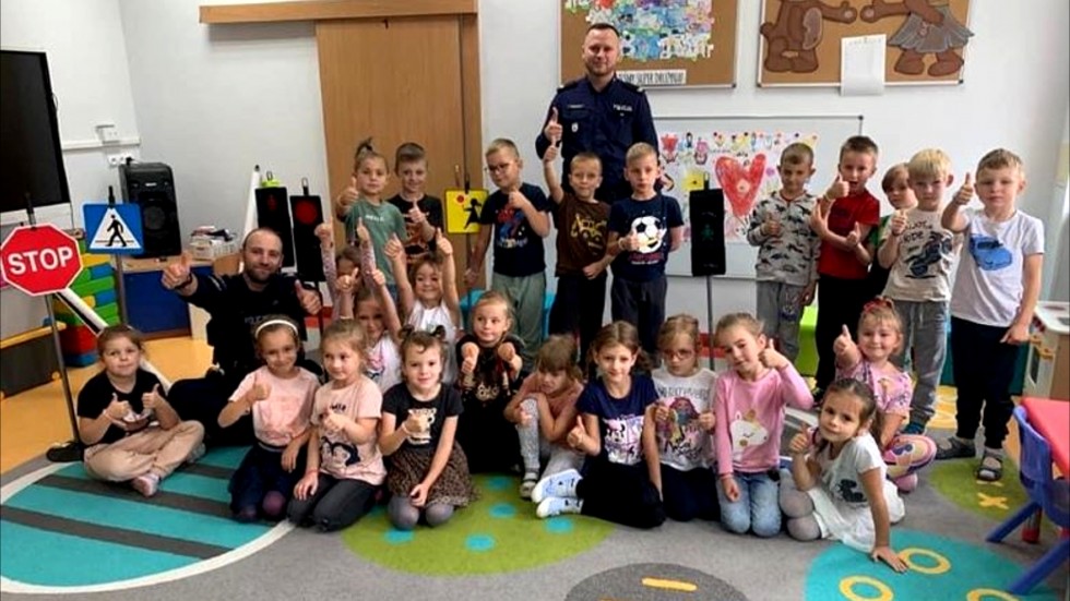 Powiat sztumski. Jak prawidłowo zachować się na drodze? - spotkanie dzieci z policjantem.