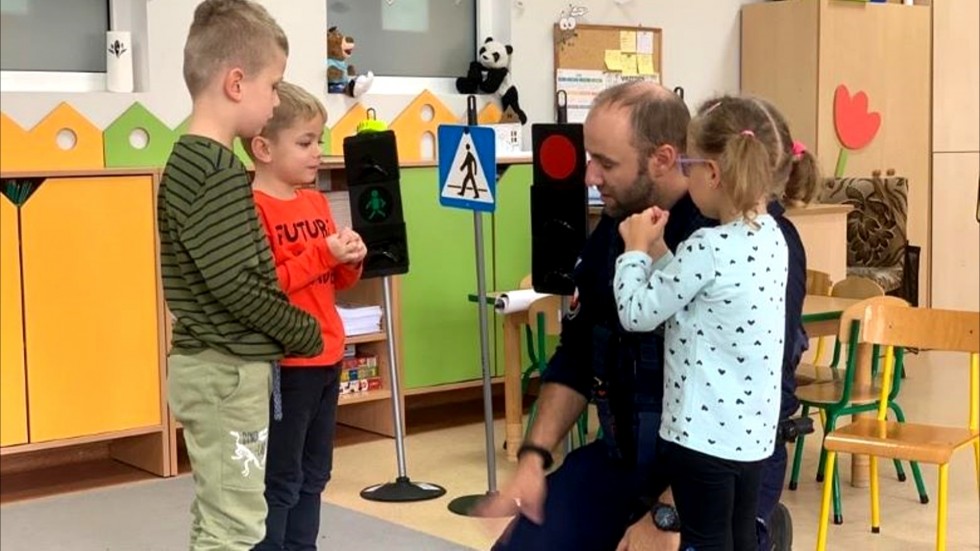 Powiat sztumski. Jak prawidłowo zachować się na drodze? - spotkanie dzieci z policjantem.
