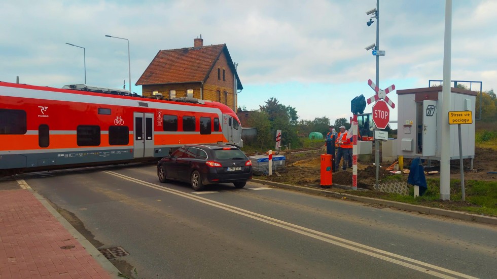 Malbork. Montują rogatki i sygnalizację świetlną na przejeździe kolejowym w ciągu ulicy de Gaulle'a