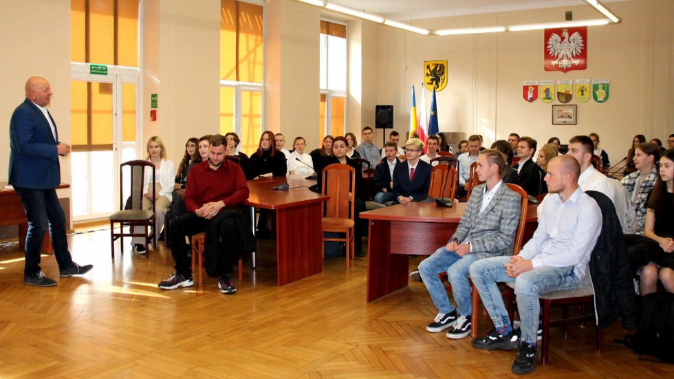 Powiat sztumski. Wręczono stypendia naukowe najlepszym uczniom.