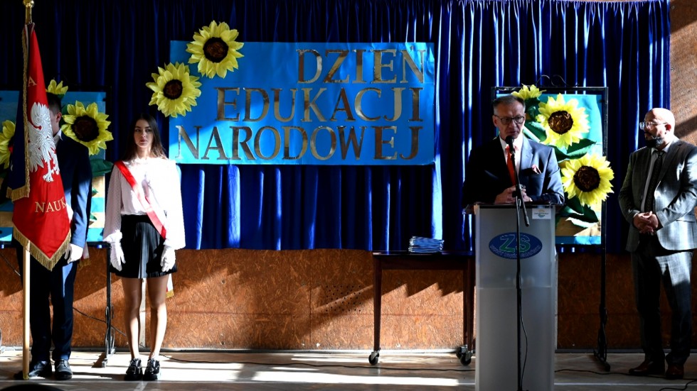 Nowy Dwór Gdański. Uroczyste apele z okazji Dnia Edukacji Narodowej.