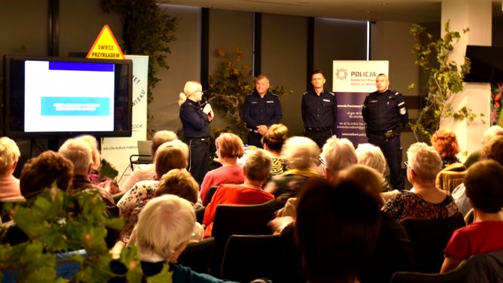 Malbork. Seniorzy spotkali się z policjantami podczas debaty społecznej.