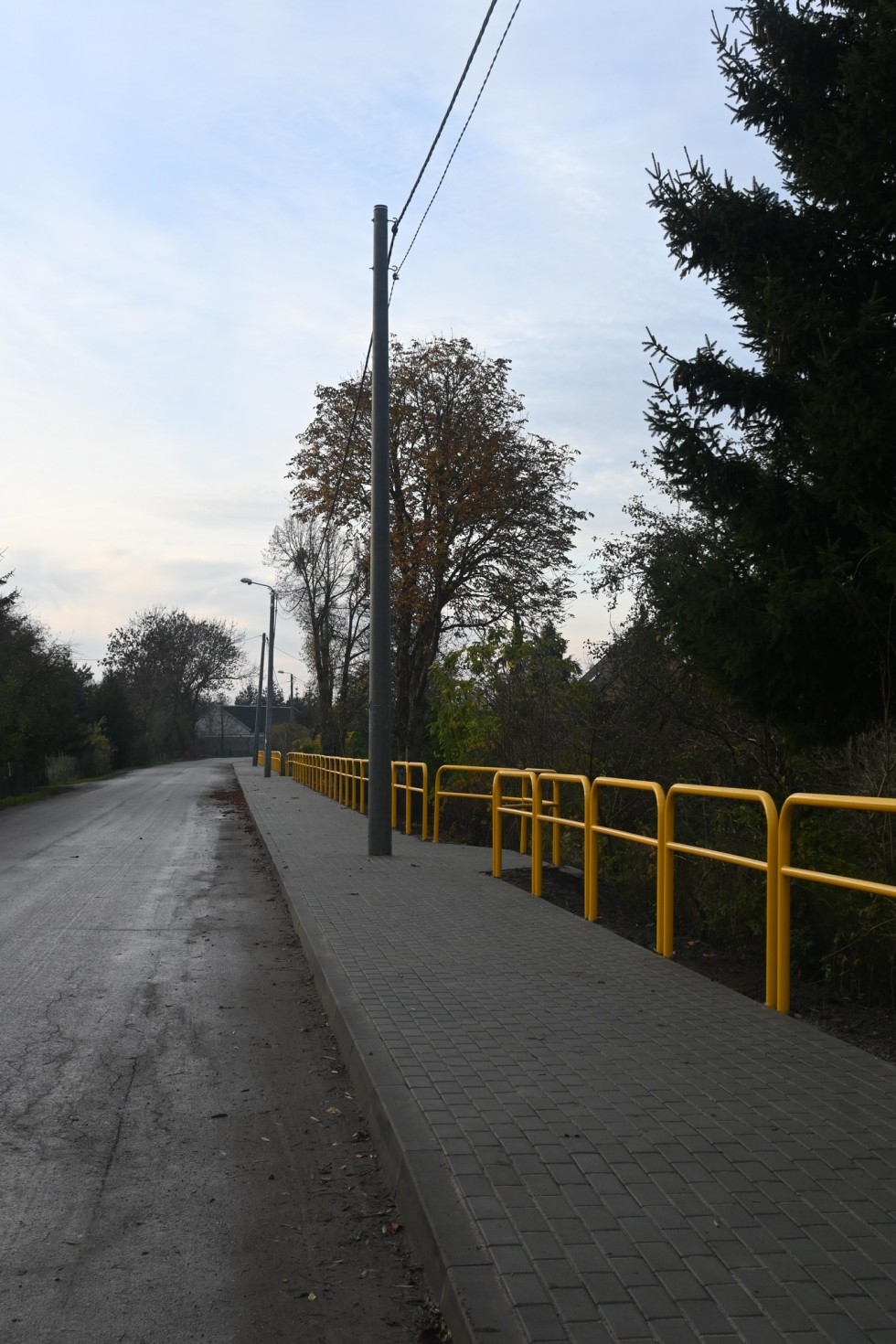 Powiat nowodworski. Zakończono budowę nowego chodnika w Marzęcinie.