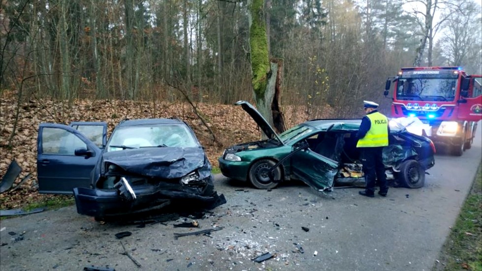 Mikołajki Pomorskie. Dwie osoby w szpitalu po zderzeniu osobówek.