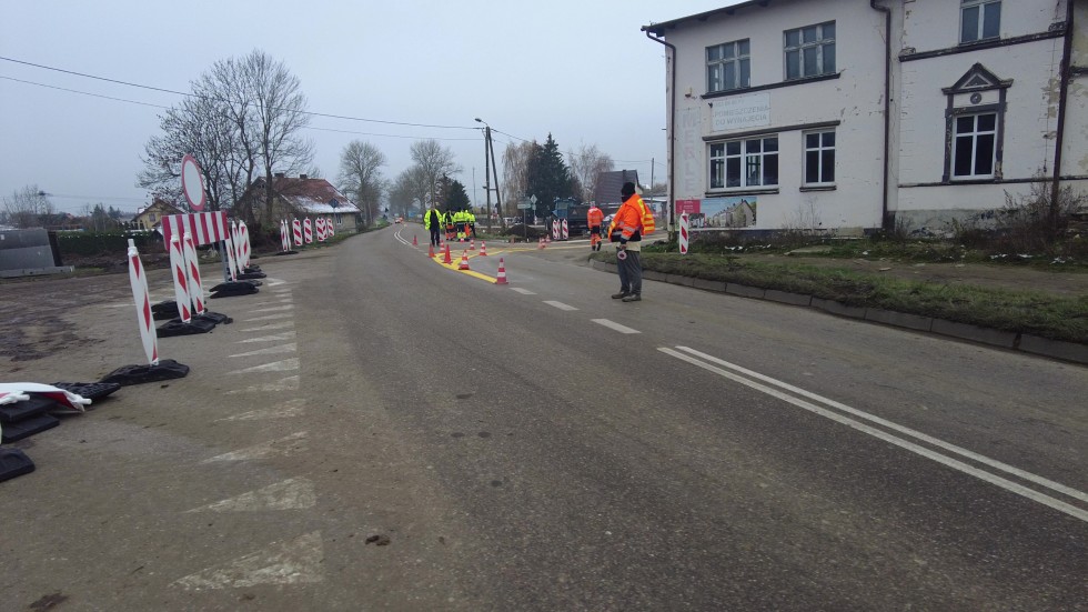 Nowy Dwór Gdański. Ruszyła budowa ronda na DK502 – wprowadzono objazd. Zobacz wideo.