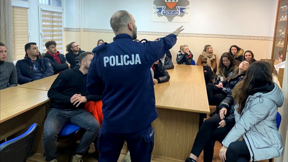 Sztum. Studenci AMW z wizytą u policjantów.