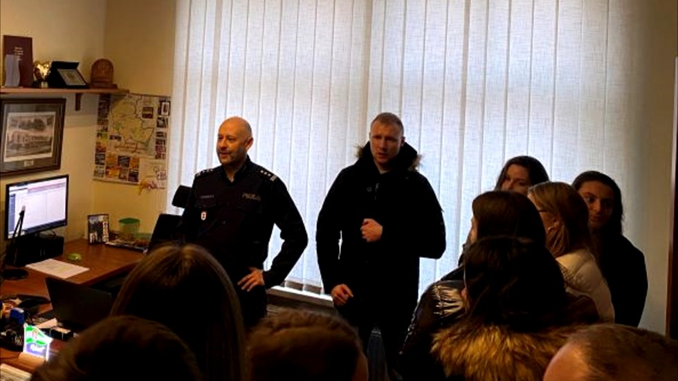 Sztum. Studenci AMW z wizytą u policjantów.