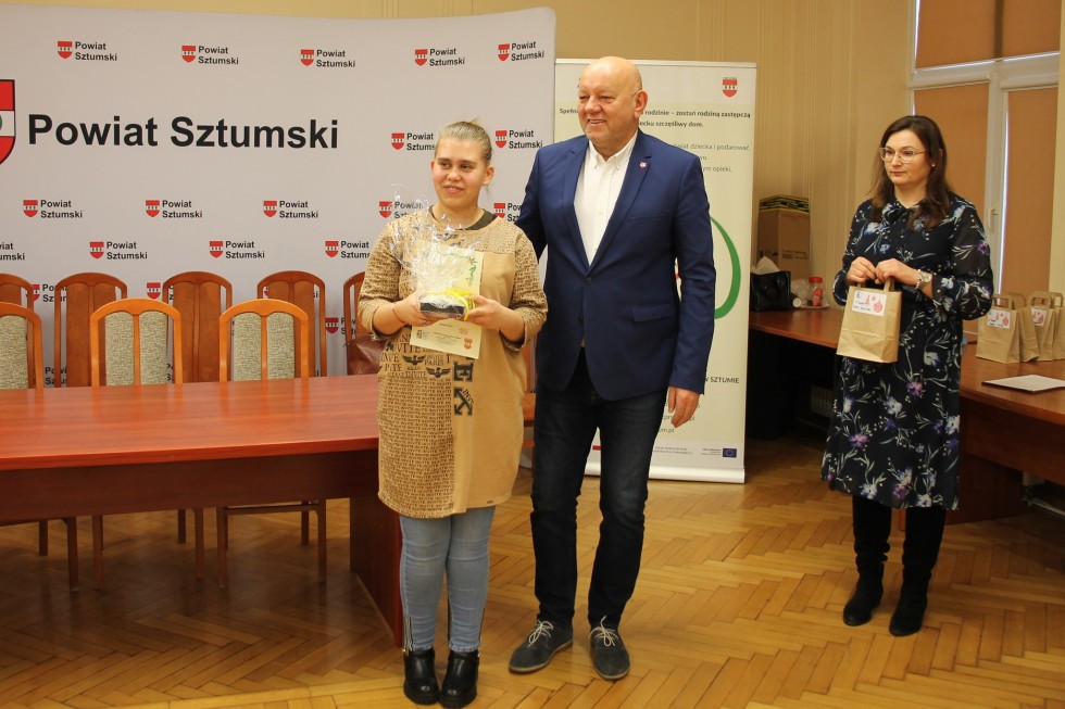 Sztum. Plakat promujący rodzicielstwo zastępcze - rozstrzygnięto konkurs plastyczny.