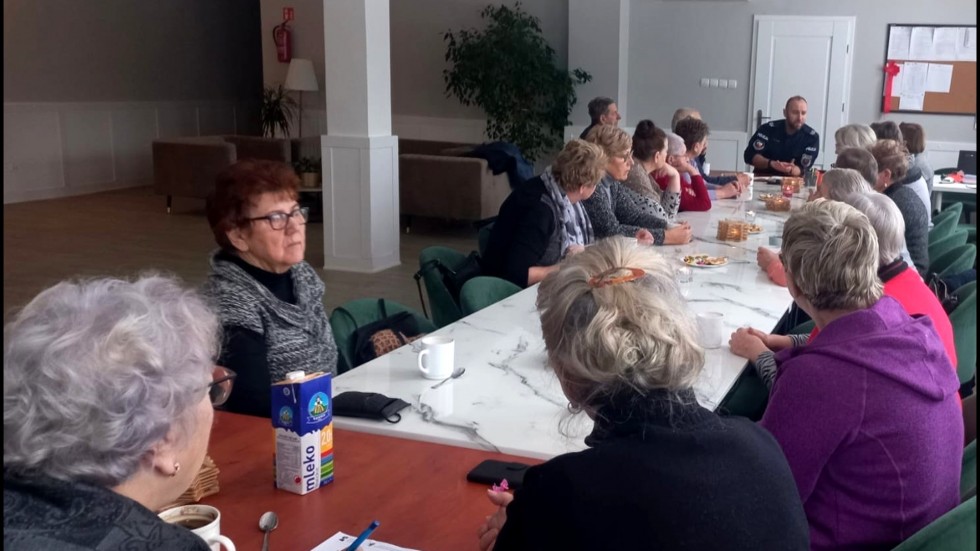 Powiat sztumski. Jak uchronić się przed oszustami? - spotkanie policjantów z seniorami.