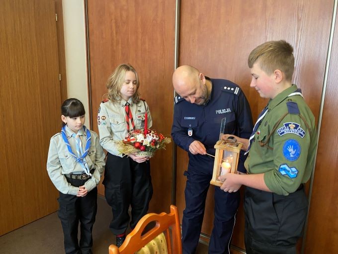Sztum. Do komendy policji dotarło światełko betlejemskie.
