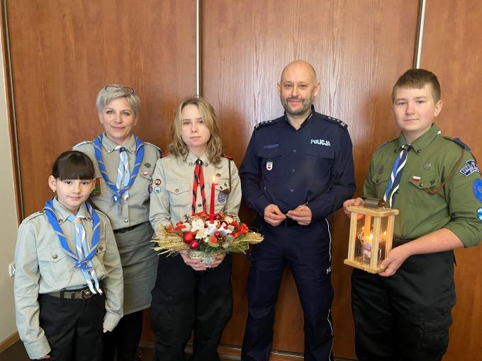 Sztum. Do komendy policji dotarło światełko betlejemskie.