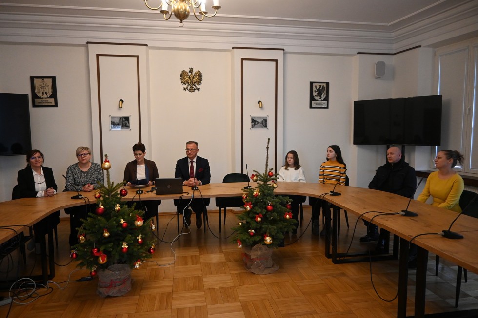 Nowy Dwór Gdański. Laureaci konkursu plastycznego o wiedzy HIV/AIDS nagrodzeni.