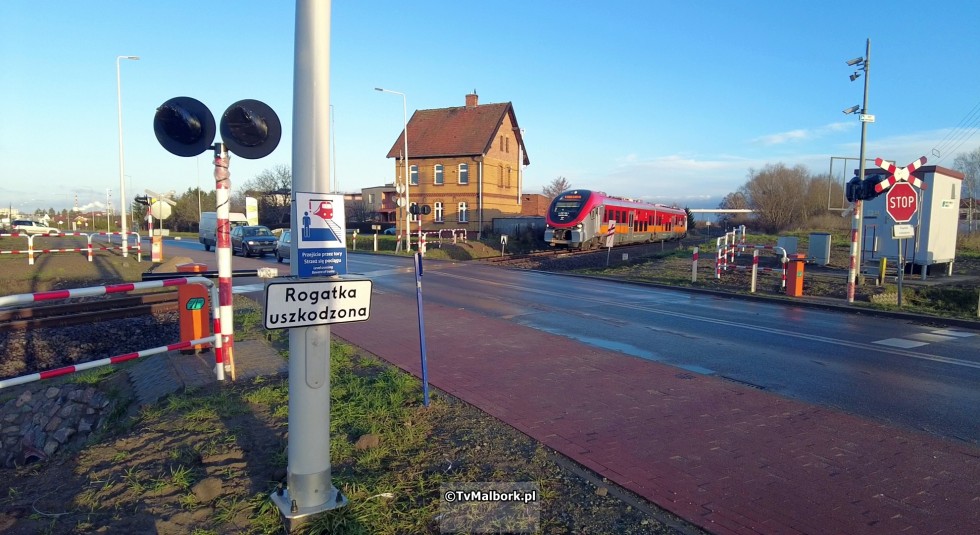 Kiedy w końcu uruchomiona zostanie sygnalizacja świetlna i szlabany na przejeździe kolejowym na ul. de Gaulle'a w Malborku? PKP PLK po raz 4 przekłada termin.
