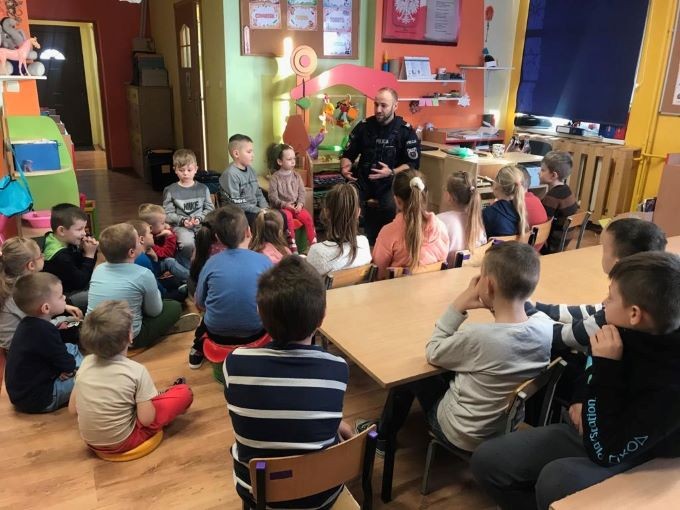 Powiat sztumski. Bezpieczne ferie – spotkanie policjanta z uczniami.
