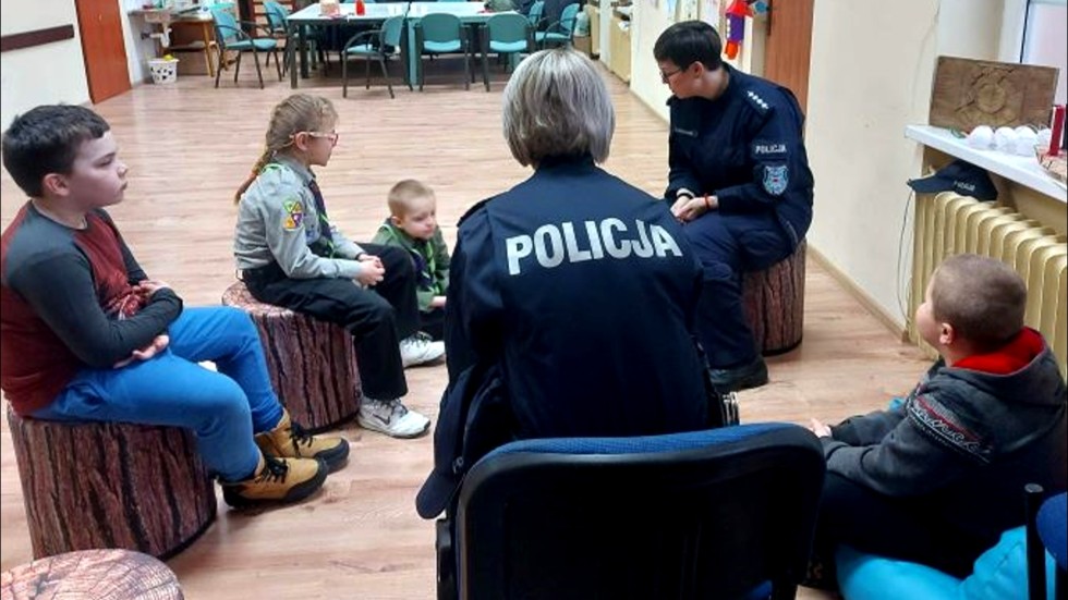 Sztum. Spotkanie policjantów z harcerzami.