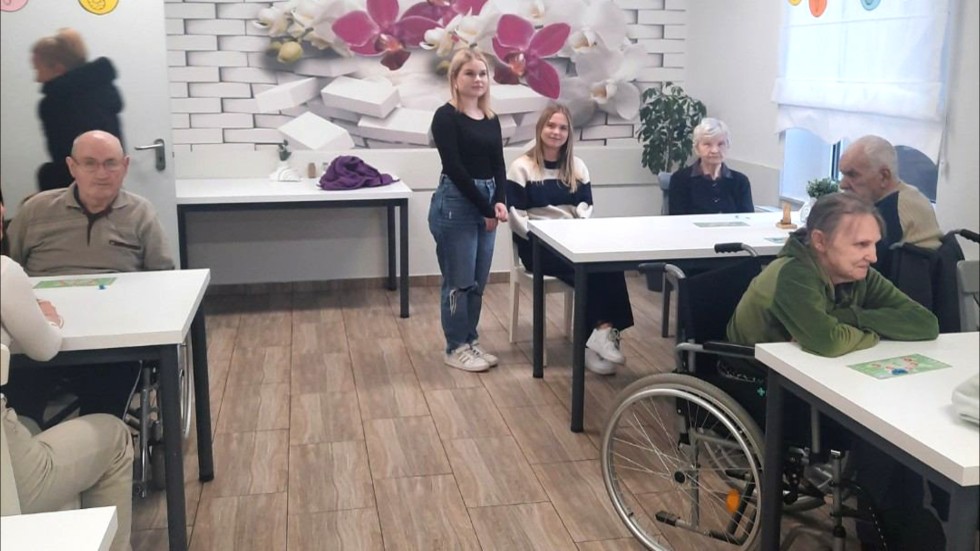 Malbork. Wspólna gra bingo uczniów II LO i pensjonariuszy DPS.
