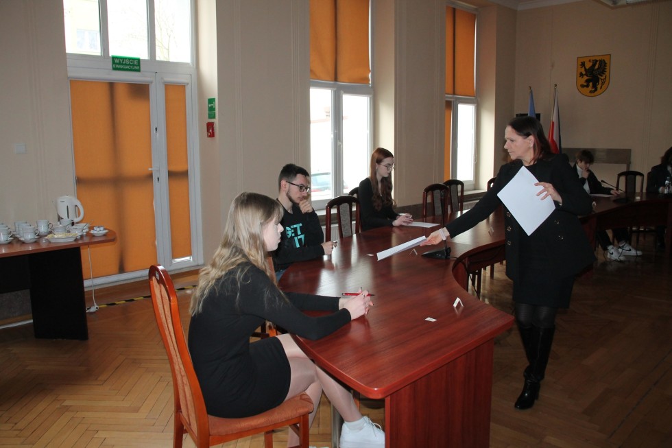 Sztum. Julia, Adrianna i Paweł zwycięzcami regionalnych eliminacji konkursu o samorządzie terytorialnym.