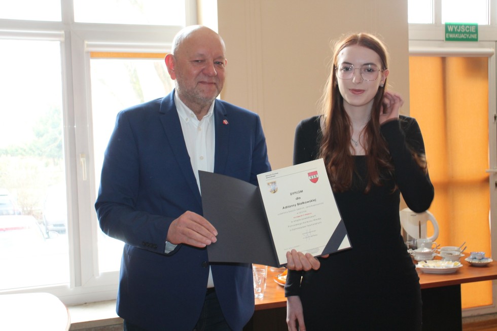 Sztum. Julia, Adrianna i Paweł zwycięzcami regionalnych eliminacji konkursu o samorządzie terytorialnym.
