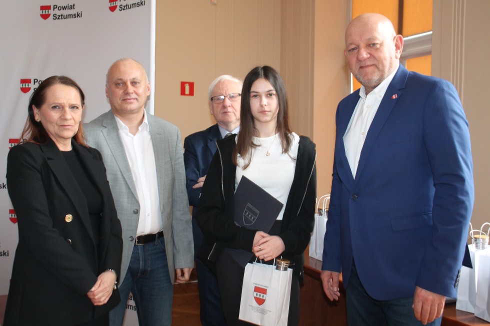 Sztum. Julia, Adrianna i Paweł zwycięzcami regionalnych eliminacji konkursu o samorządzie terytorialnym.