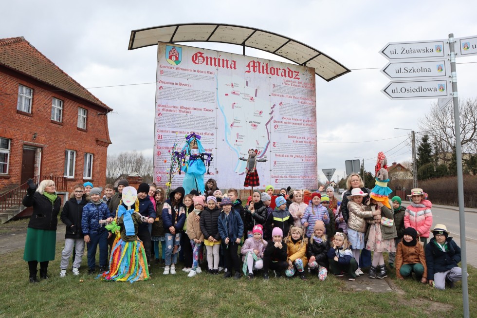 Miłoradz. Uczniowie ZSiP powitali wiosnę w tradycyjny sposób.