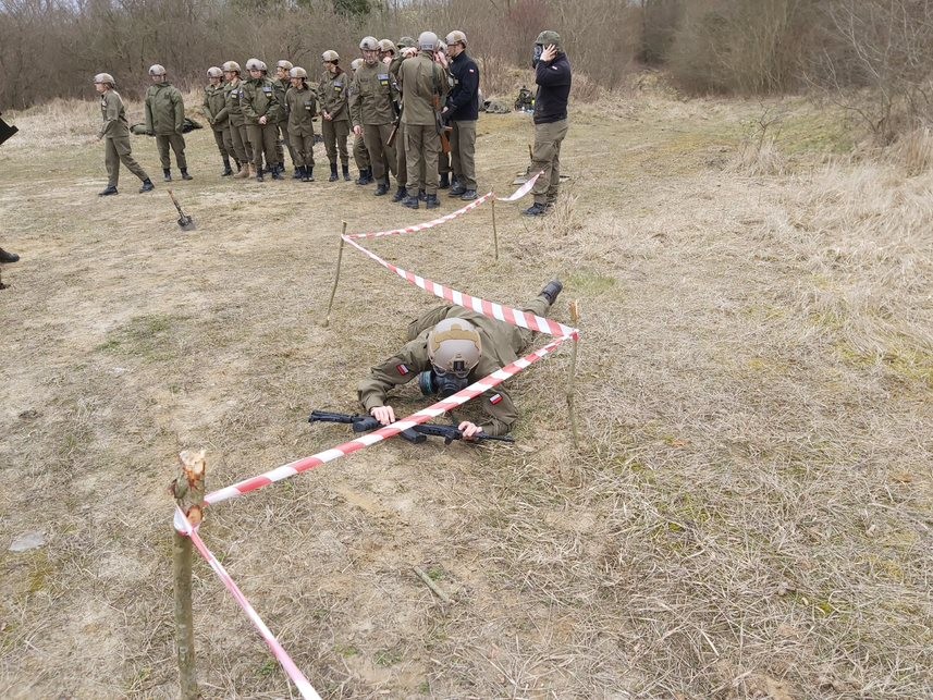 Malbork. Uczniowie ZST na zajęciach taktycznych w 22. BLT.