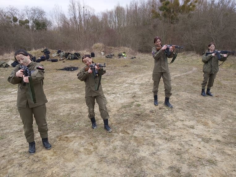 Malbork. Uczniowie ZST na zajęciach taktycznych w 22. BLT.