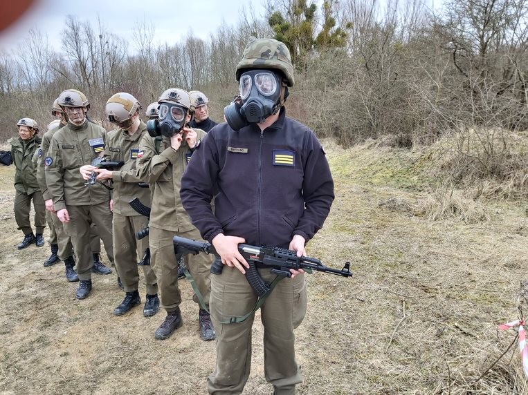 Malbork. Uczniowie ZST na zajęciach taktycznych w 22. BLT.