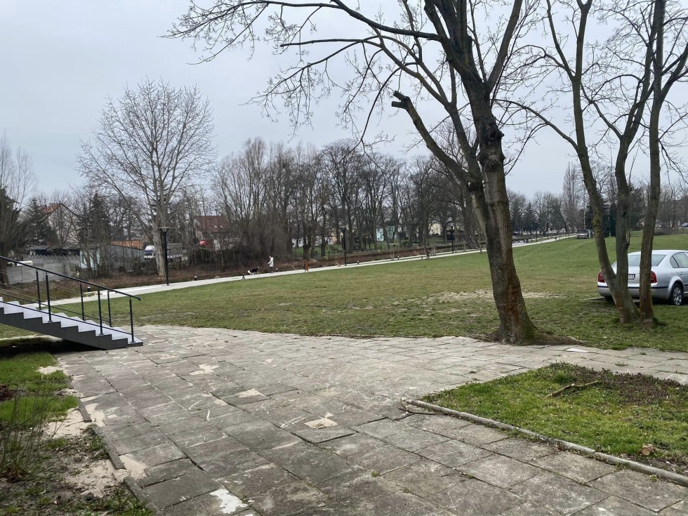 Nowy Dwór Gdański. Powstanie strefa rekreacyjna w obrębie Urzędu Miejskiego.