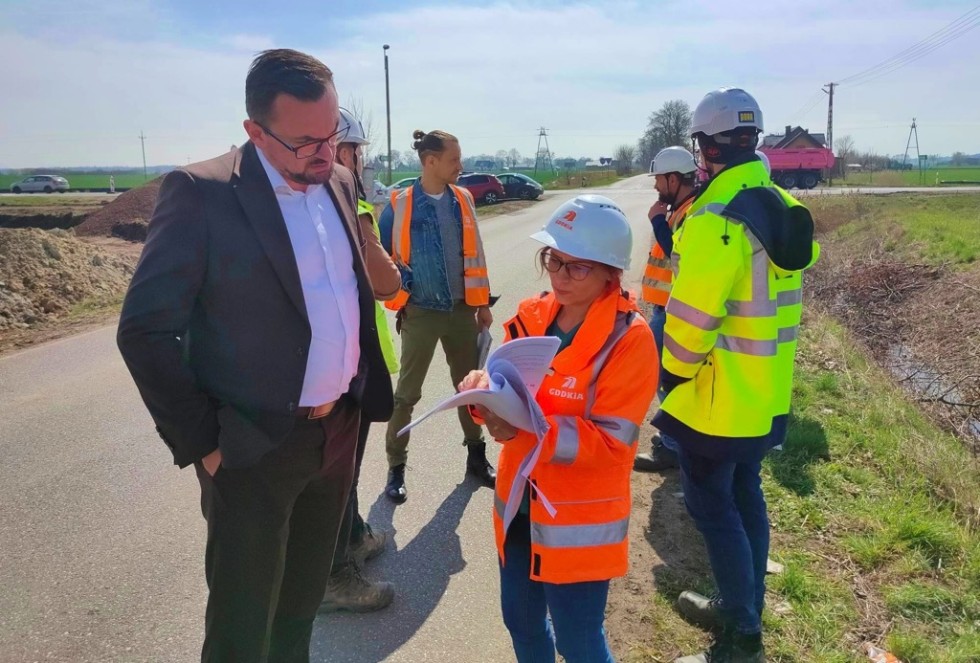 Gmina Miłoradz. Trwa przebudowa drogi krajowej 22 – spotkanie wójta z inwestorem.