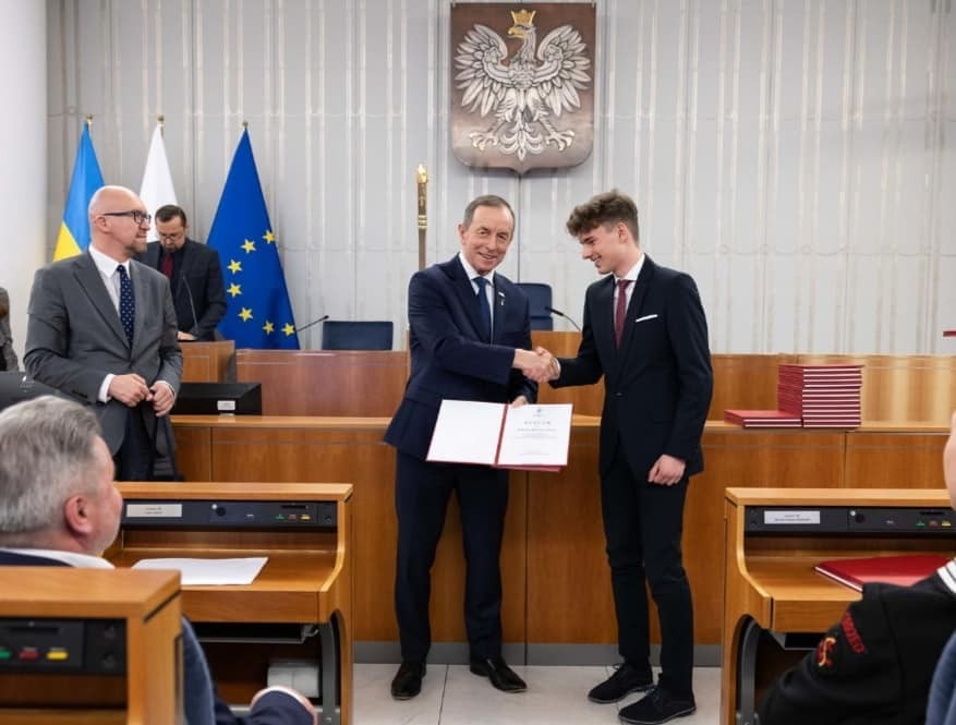 Nowy Dwór Gdański. Uczeń I LO Wiktor Maciejewski finalistą turnieju wiedzy o Senacie RP.
