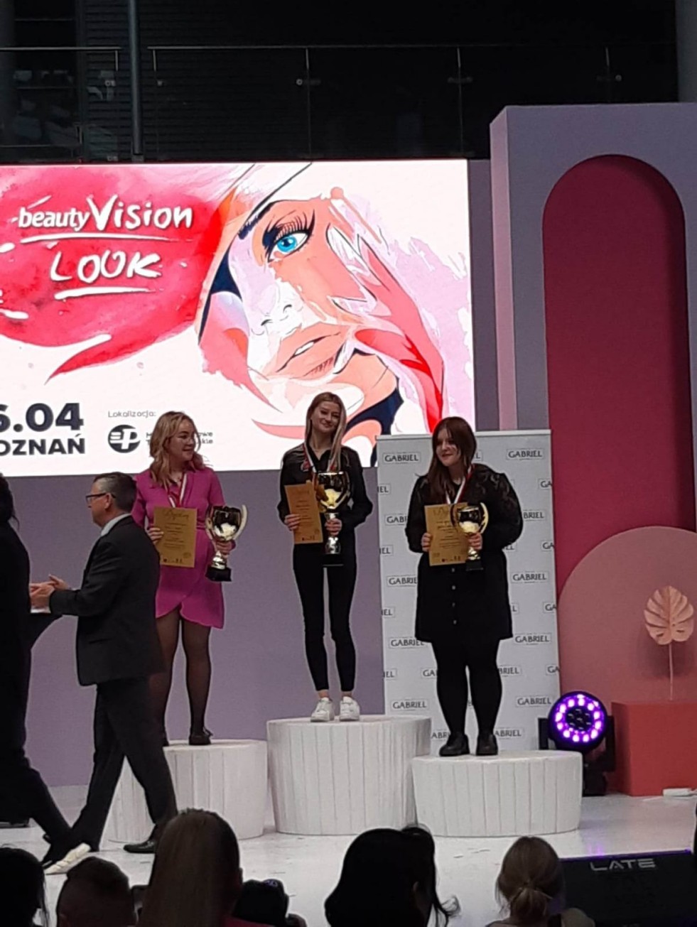 Malbork. Karolina Hajdukiewicz i Natalia Krusińska z Centrum Edukacji Zawodowej Mistrzyniami Polski we fryzjerstwie damskim. Wideo