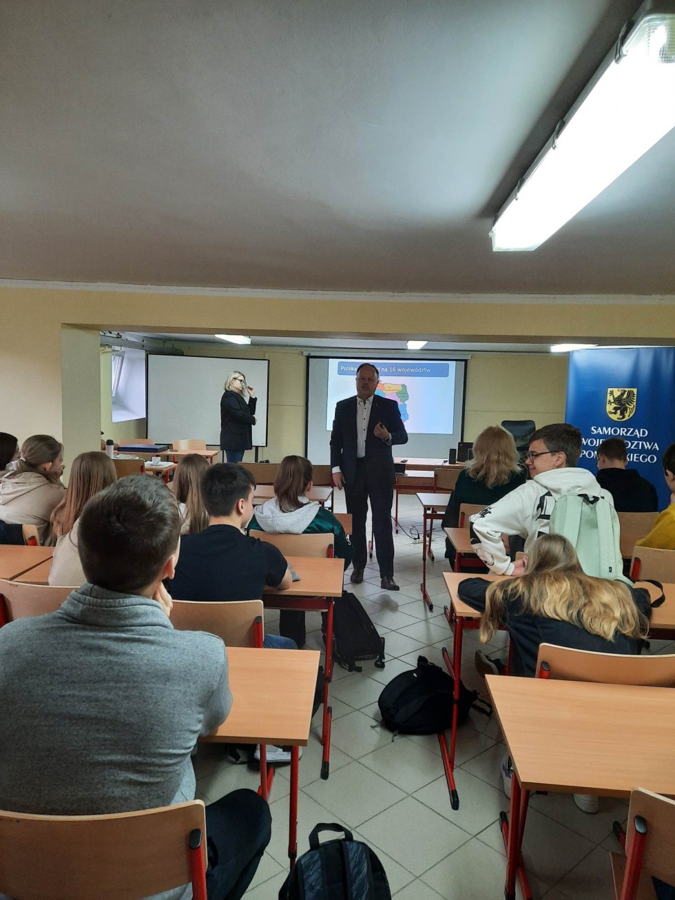 Malbork. Uczniowie II LO na lekcji samorządności.
