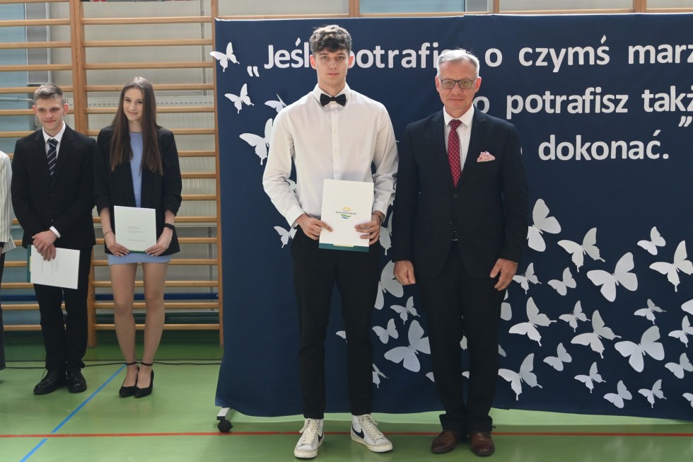 Nowy Dwór Gdański. Zakończenie roku szkolnego – pożegnanie maturzystów.